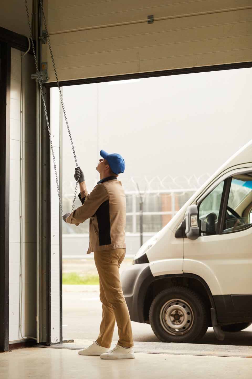 Manual worker working in warehouse 2023 11 27 04 52 00 utc